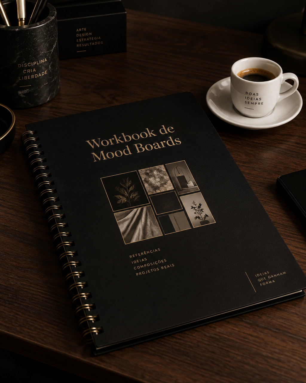 Mockup del workbook de mood boards junto a una taza de café